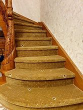 Однотонный композиция из полушерстяной ковровой дорожки с укладкой на лестницу и второй этаж